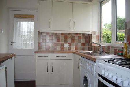 2 bedroom semi-detached bungalow to rent - Photo 3