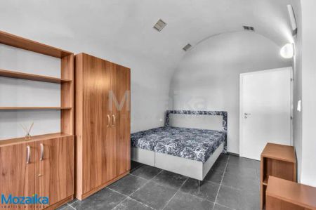 Bydlení v srdci Litomyšle – byt 2+kk se zahradou a parkováním k pronájmu - Fotografie 4