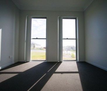 NEARLY BRAND NEW! SPACIOUS & MODERN house in Pimpama - Photo 2