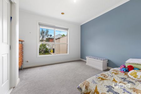WARM & WELCOMING FAMILY HOME IN A QUIET CAROLINE SPRINGS COURT - Photo 3