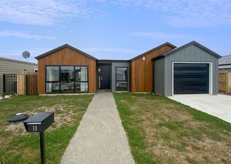 Modern home in Paraparaumu - Photo 4