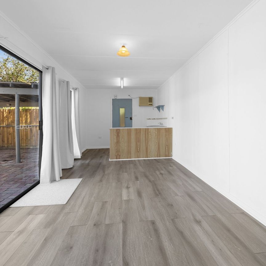 Beautifully renovated House with a renovated rear studio with Bathroom & Kitchenet - Photo 1