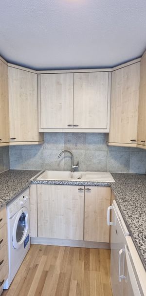 Addiscombe Road - Photo 1