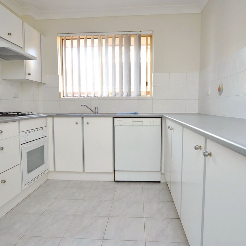 Conveniently Located 3 Bedroom Apartment - Photo 1