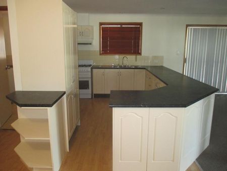 3 BEDROOM HOME AWAITS YOU ! - Photo 3