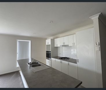 Large modern family home - Photo 4