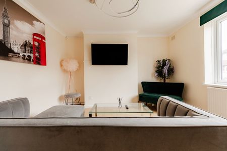 3 Bed Terraced House, Godbold Road, E15 - Photo 3