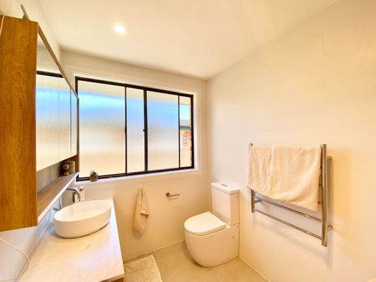 Cozy & Light Filled Family Home - Photo 1