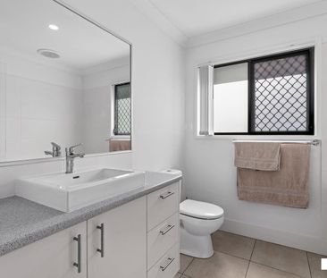 Luxury 3 bed townhouse, convenient to everything - Photo 6