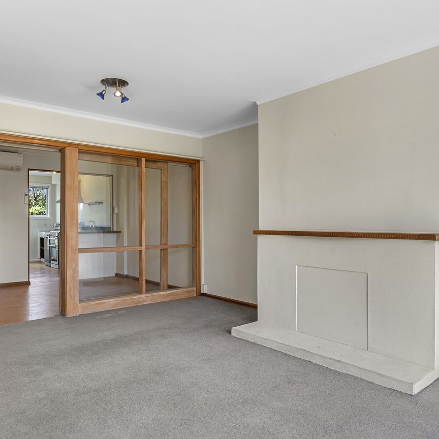 Sunny Two Bedroom Apartment in Merivale - Photo 1