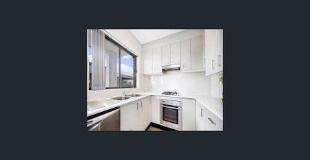 Spacious Two-Bedroom Apartment – Top Floor Location - Photo 2