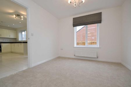 4 bedroom detached house to rent - Photo 2