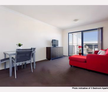 3 Bedroom / 2 Bathroom Apartment (Rent a Room) - Photo 1