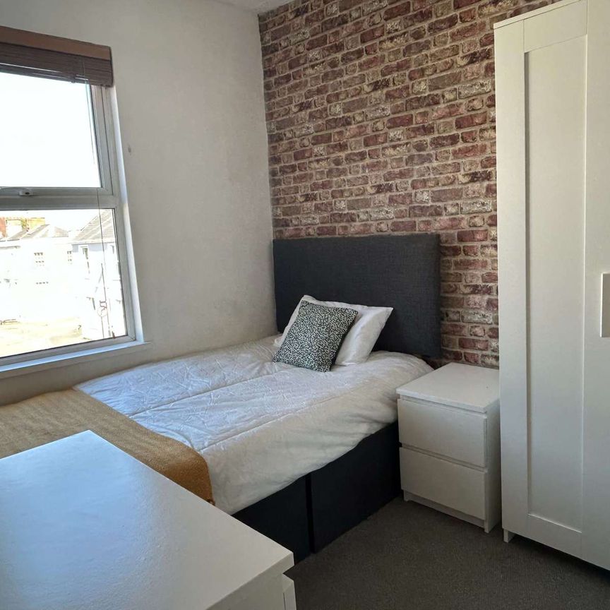 Fabulous House Share central Cheltenham - Photo 1