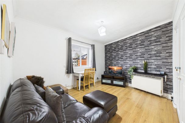 1 bedroom in High Street, Hampshire - Photo 1