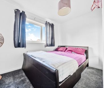 4 bedroom detached house to rent - Photo 2