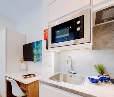 Studio Executive - Photo 4