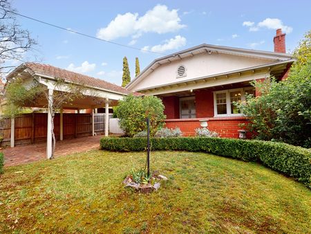 Spacious family home in sought after pocket of Camberwell - Photo 3