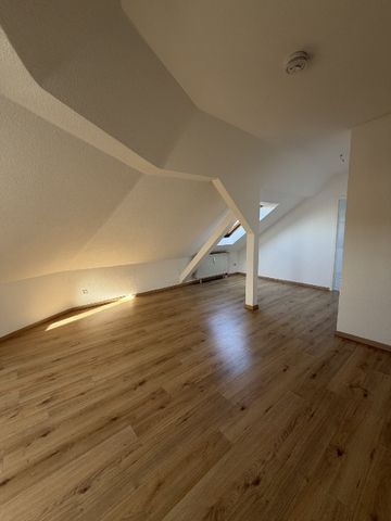 Charmante 1-Raum-Dachgeschosswohnung mit separater Küche und wunderschöner Aussicht - Photo 4