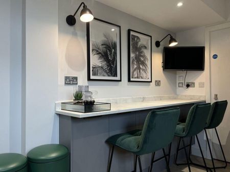 1 bedroom in a house share to rent - Photo 2