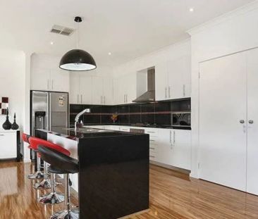 SPACIOUS FAMILY HOME! - Photo 6