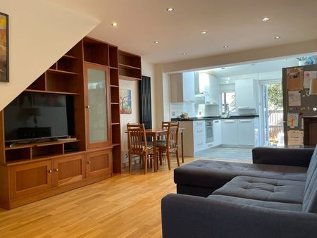 3 Bed Terraced House, Howland Way, SE16 - Photo 2