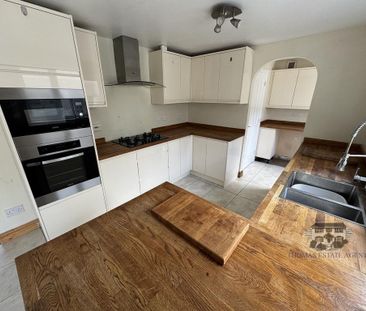 4 bedroom detached house to rent - Photo 3