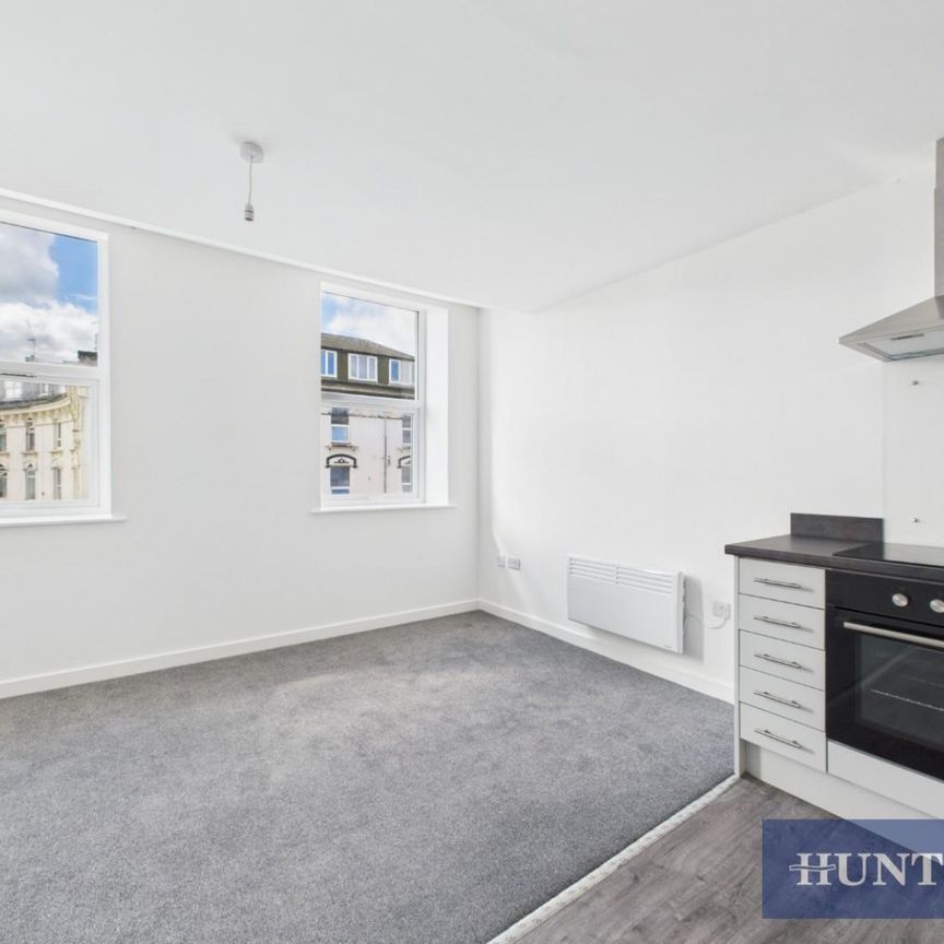 2 bedroom Flat To Let - Photo 1
