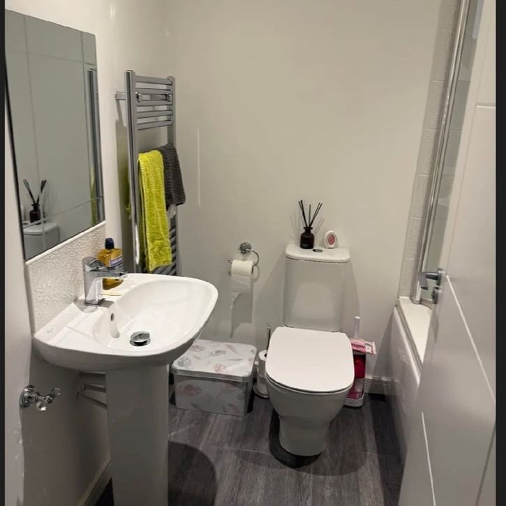 Room in a Shared House, Ellis Drive, EH14 - Photo 1