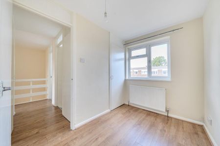 3 bedroom flat to rent - Photo 5