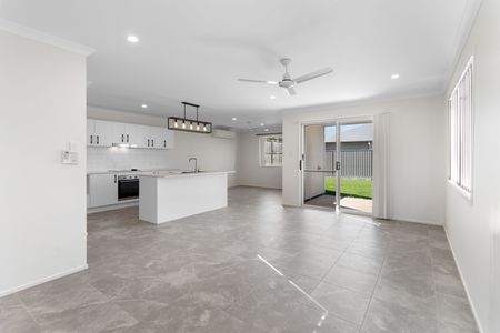 Stylish 4 Bedroom 2 Living 2 Bathroom Home - Photo 2