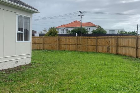 Fully Renovated Four Bedroom spacious house - Photo 5