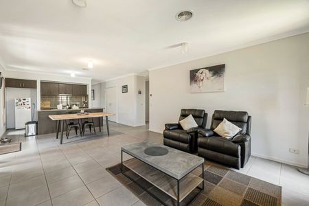 4 BEDROOM FAMILY HOME! - Photo 3