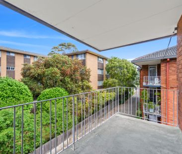 Flooded with natural light and perfectly located - Photo 4