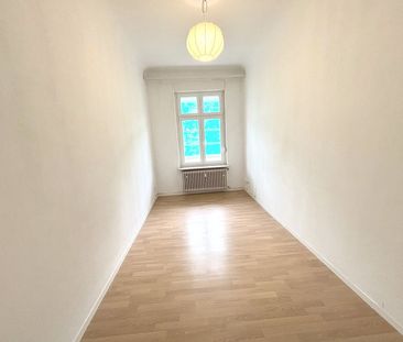 Trier: Stilvolle 100 m² Altbauwohnung mit hohen Decken und Holzdiel... - Photo 5