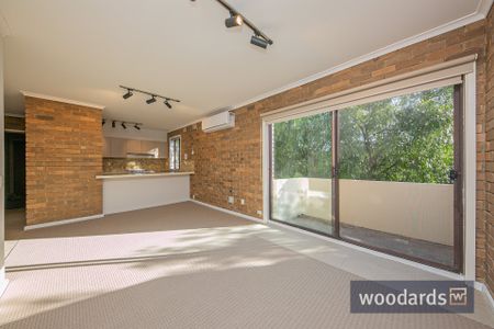 “Stylishly Updated Top-Floor Apartment in the Heart of Kew” - Photo 4