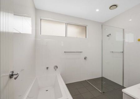 Comfortable three-bedroom family home - Photo 2