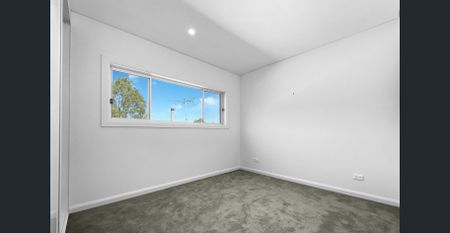 Near new luxury home in riverside location - Photo 3