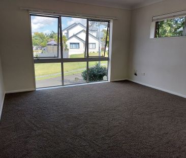 Howick, Interior repainted, New carpets & flooring - Photo 3