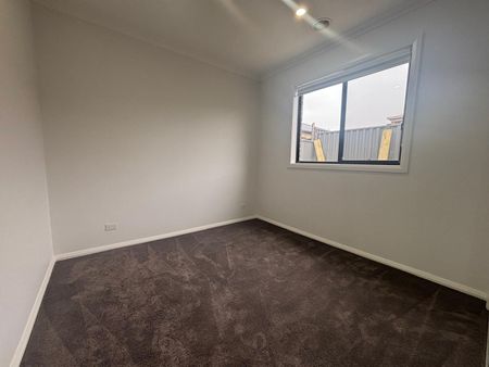 Modern and Spacious 4-Bedroom Family Home with 2 Bathrooms and Double Garage - Photo 3