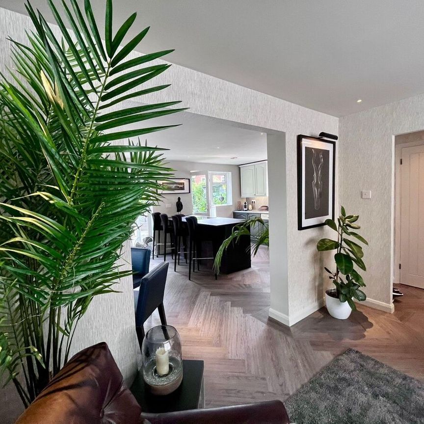 Available to let this 4 bedroom family home located in GU19. - Photo 1