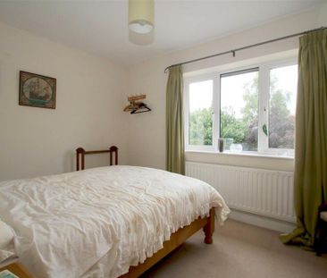 4 bedroom detached house to rent - Photo 2