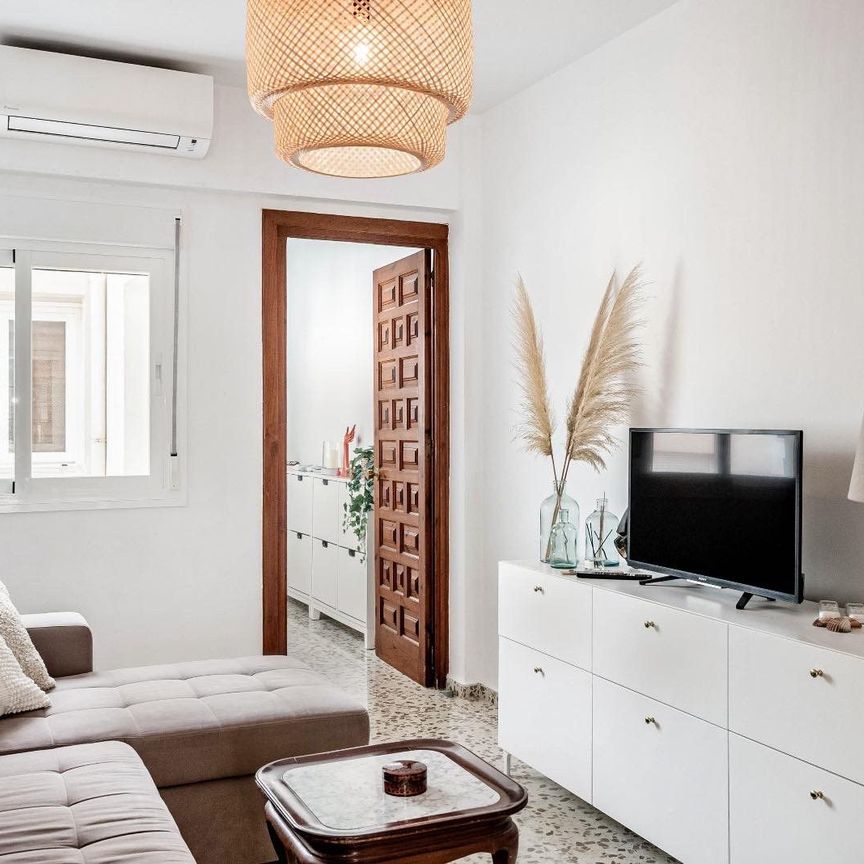 Casa adosada de alquiler en Castillo, 17, Centro - Photo 1