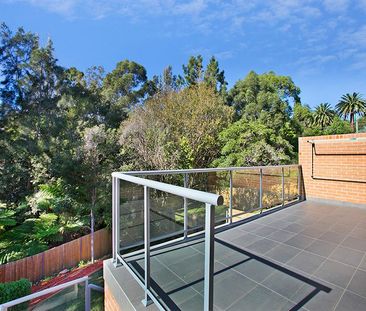 Spacious duplex home... - Photo 3