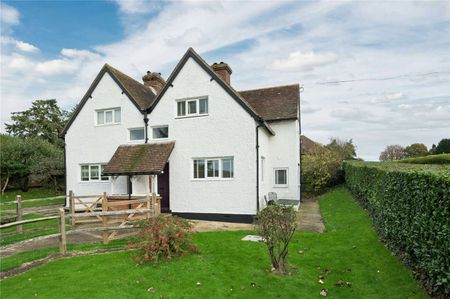 An idyllic country cottage on a working farm with an enclosed garden, parking and a modern interior. - Photo 5