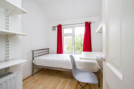 4 bedroom terraced house to rent - Photo 5