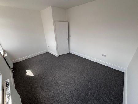 3 bedroom flat to rent - Photo 3