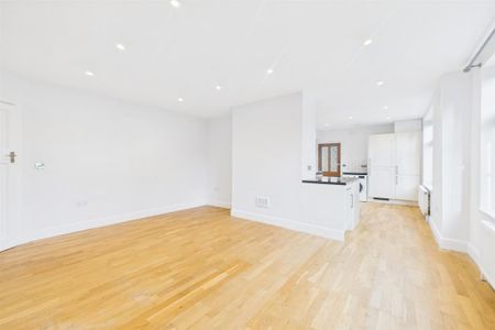 3 bedroom flat to rent - Photo 2