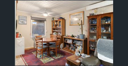 Charming Family Home - Photo 3