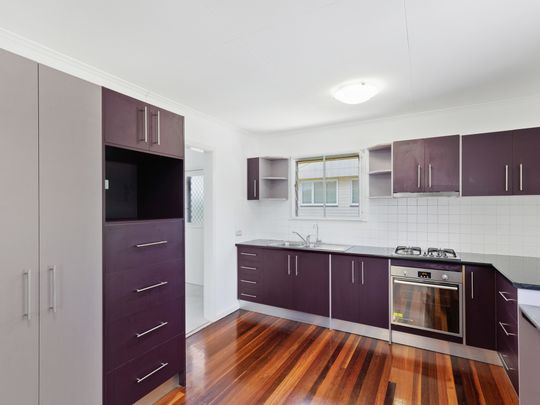 21 Luprena Street, Mansfield QLD 4122 - House For Rent | Domain - Photo 1